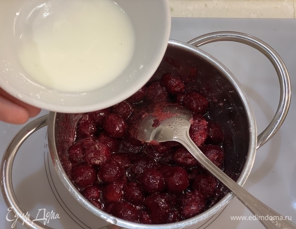 Вишню и сахар отправить в сотейник нагреваться. В чашке смешать крахмал с небольшим количеством воды. Постоянно помешивая, влить к нагретой вишне. Как только масса загустеет, снять с плиты. Охладить.
