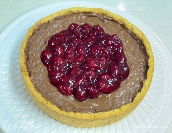 В песочную основу выложить бланманже. Следующим слоем выложить вишневую начинку.