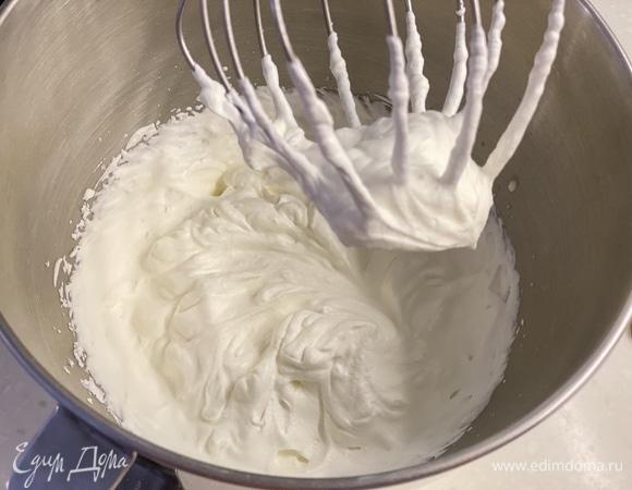 Жирные сливки с добавлением сахарной пудры взбить миксером до устойчивых пиков.