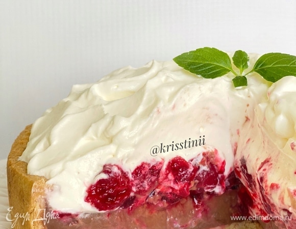 Выложить поверх двух начинок пышной белой шапочкой. Приятного аппетита!