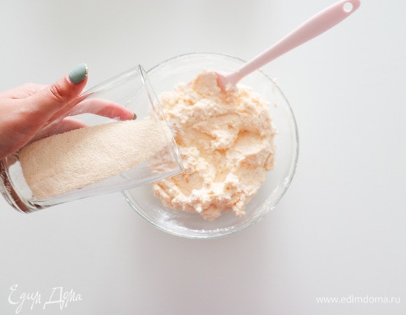 Добавляем яйцо, сахар, соль, экстракт ванили, манную крупу и хорошо перемешиваем.