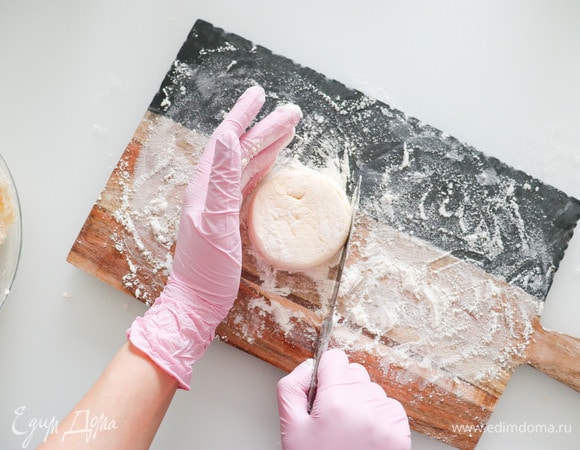 Формируем аккуратные «шайбочки», обваляв их в муке. Убираем в морозилку минут на 15.