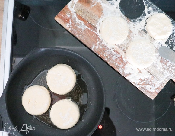 Разогреваем сковороду и параллельно включаем духовку на 200°C. В небольшом количестве растительного масла на среднем огне обжариваем до едва золотистого цвета наши сырники (примерно по 1,5 минуты с каждой стороны).