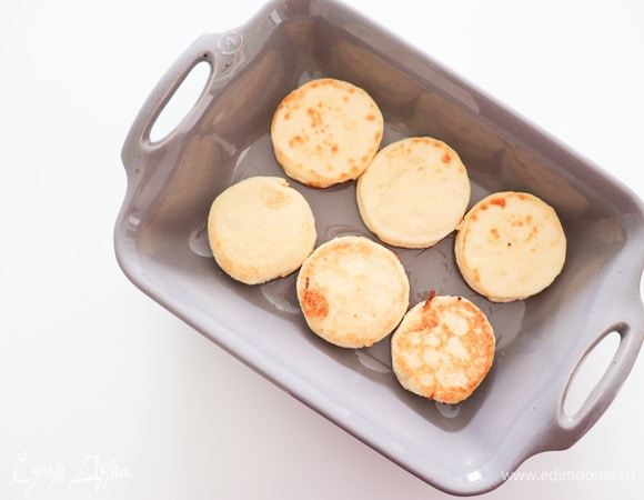 Перекладываем их в форму для запекания и выпекаем в течение 15 минут. Наши сырники готовы! Подаем их со сметаной, вареньем, сгущенкой, да с чем угодно! Приятного аппетита!