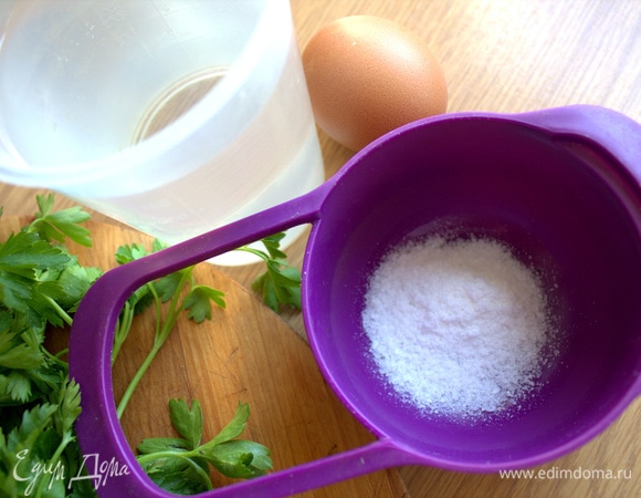 Отмеряем воду теплую. В небольшом количестве размешиваем соль. Всего воды может уйти 225 мл.