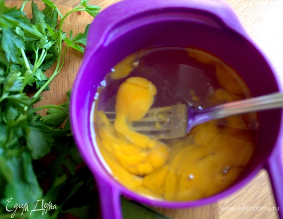 Взбиваем с яйцом.