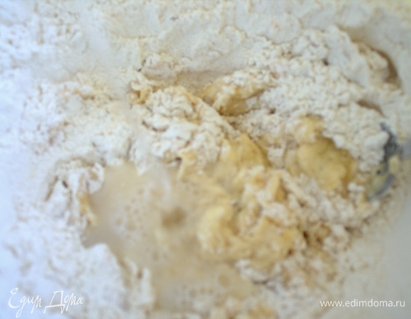 Мешаем вначале ложкой, подливая остальную воду.