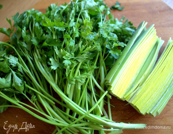 Для начинки подходит любая зелень. У меня петрушка и порей.