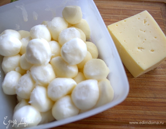 Использовала 2 вида сыра: мини-моцарелла из рассола и обычный сыр.