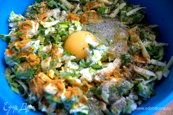Добавить к начинке 1–2 яйца.