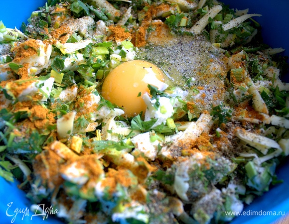 Добавить к начинке 1–2 яйца.