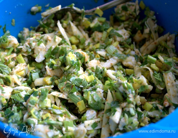 Смешать со специями.