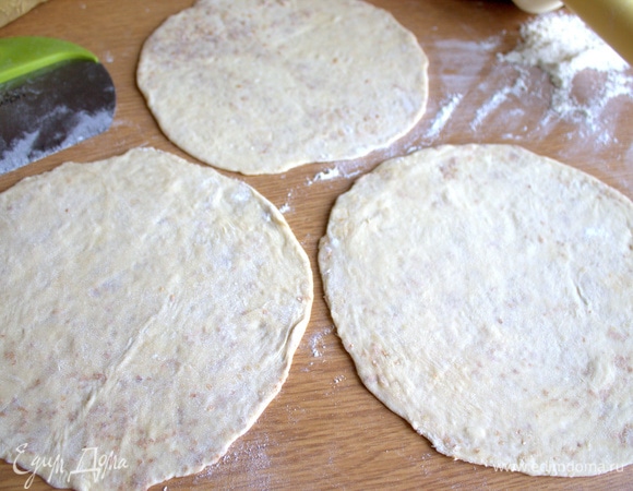 Раскатать каждый шар в круг диаметром 20 см.