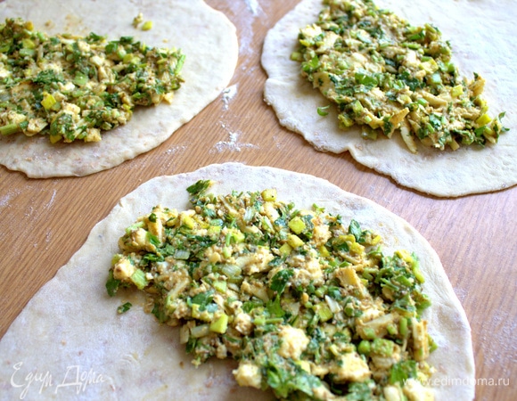 Положить на половину круга по 2 ст. л. начинки.