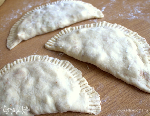 Защипать края, придавить вилкой.