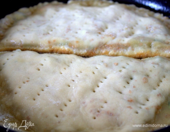 Верх наколоть вилкой и перенести в раскаленное масло в сковороде.