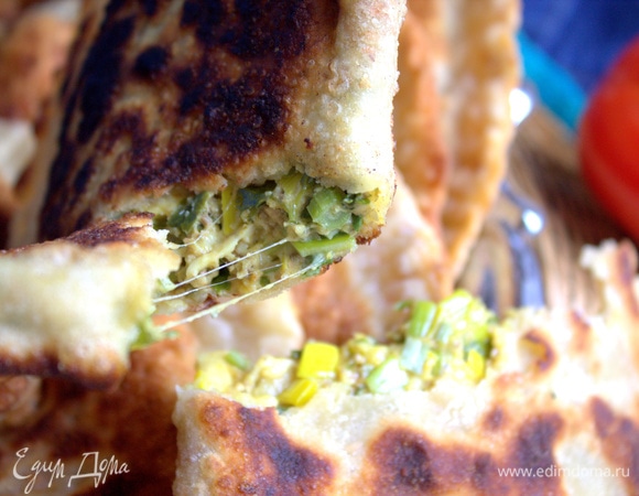 Чебуреки лучше разламывать.