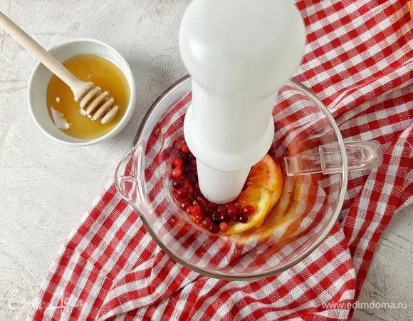 Можжевельник, имбирь, апельсин и бруснику кладем во френч-пресс (у меня объемом 800 мл) и немножко раздавливаем, чтобы пошел сок, и мы получили максимум вкуса и аромата.