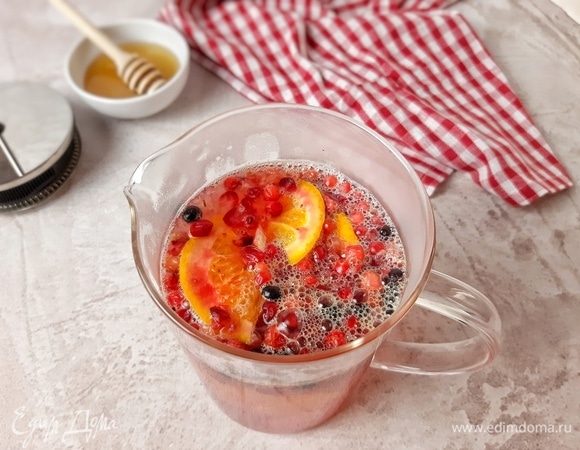 Заливаем кипятком, накрываем крышкой и даем настояться минут 10.