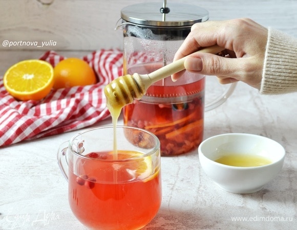 Разливаем чай по чашкам и добавляем по вкусу мед. Приятного чаепития!