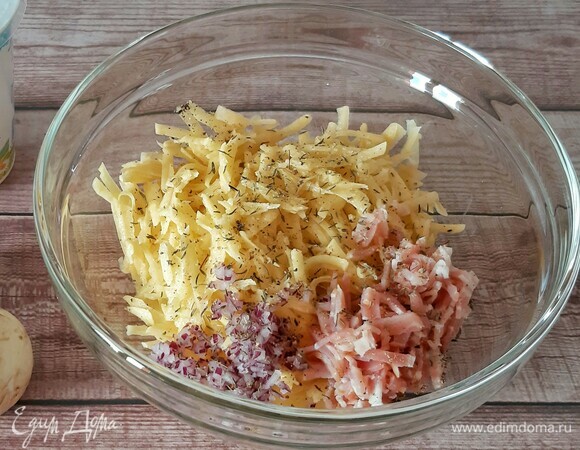 Сырой картофель натираем на крупной терке. Бекон режем мелкой соломкой. Красный или репчатый лук нарезаем максимально мелко. Все смешиваем в миске. Солим и перчим по вкусу, добавляем щепотку тимьяна и 1 желток.