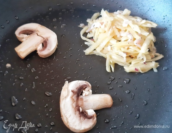 Шампиньоны нарезаем на слайсы. Сковороду смазываем растительным маслом. Кладем пластики грибов и сверху по 1–2 ст. л. картофеля.