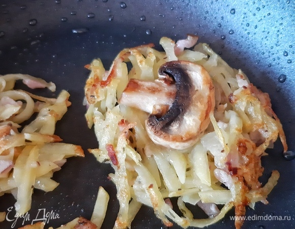 Жарим с двух сторон на медленном огне с закрытой крышкой до румяности. Для соуса я смешала сметану и рубленый укроп.