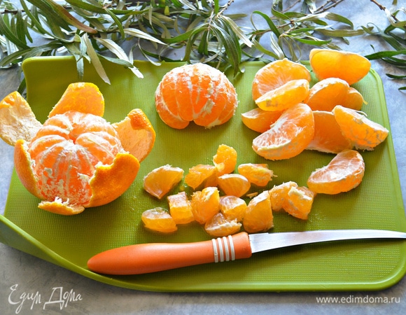 Мандарины вымойте, очистите от шкурки и нарежьте небольшими кусочками.