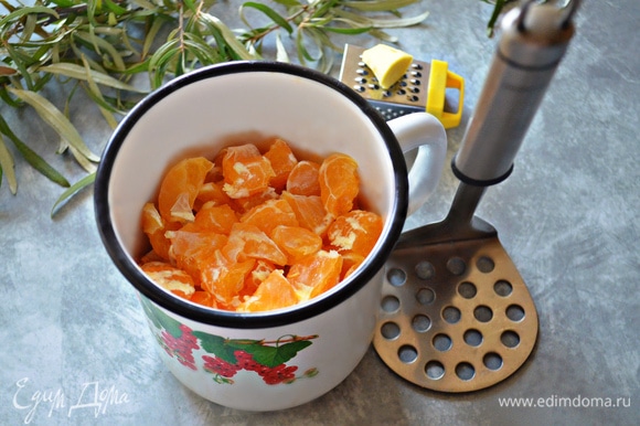 Облепиху и мандарины поместите в емкость и с помощью толкушки разомните, чтобы фрукты и плоды пустили сок. Для ускорения процесса можете воспользоваться блендером.