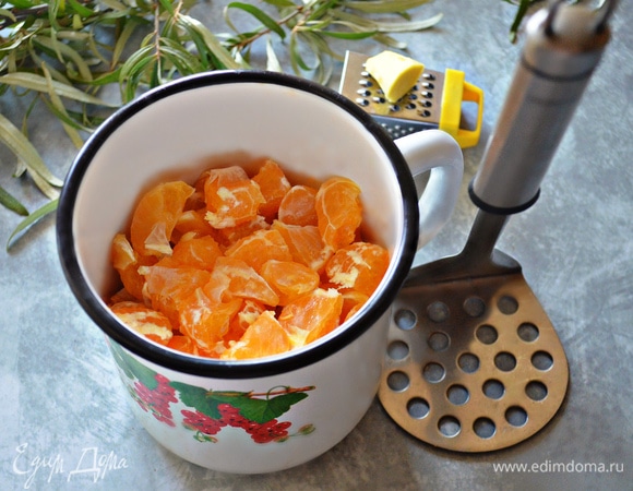 Облепиху и мандарины поместите в емкость и с помощью толкушки разомните, чтобы фрукты и плоды пустили сок. Для ускорения процесса можете воспользоваться блендером.