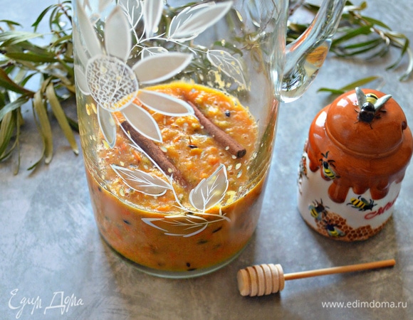 В кувшин перелейте ягодно-мандариновую массу, добавьте натертый имбирь (небольшой кусочек — 1,5–2 см), палочки корицы (1–2 шт.).