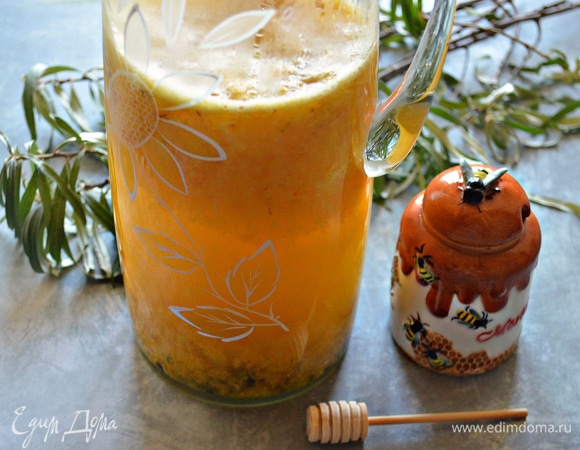 Залейте 1,2 л кипятка, накройте крышкой и дайте настояться в течение 15 минут.