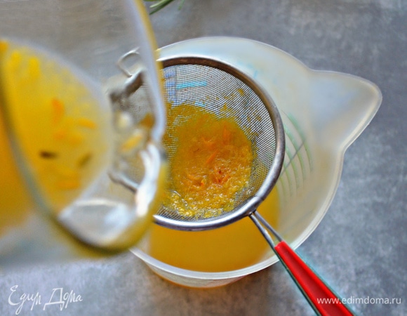 Процедите через сито, добавьте мед. По вкусу мне хватило 2 ст. л., но, если любите послаще, можно добавить больше меда.