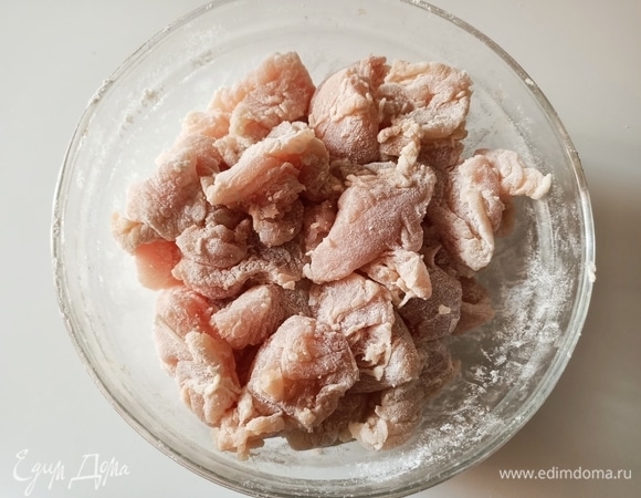 Куриное филе нарезать и обвалять в муке.