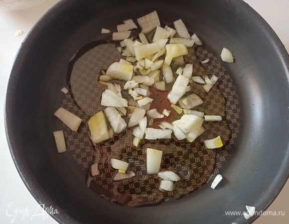 В сковороду налить оливковое масло. Лук нарезать и обжарить до золотистого цвета.