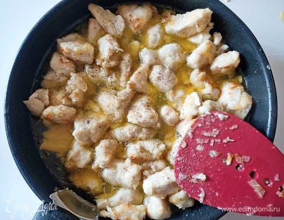 Куриное филе выложить в сковороду и обжарить в течение нескольких минут. Влить вино, посолить и поперчить.