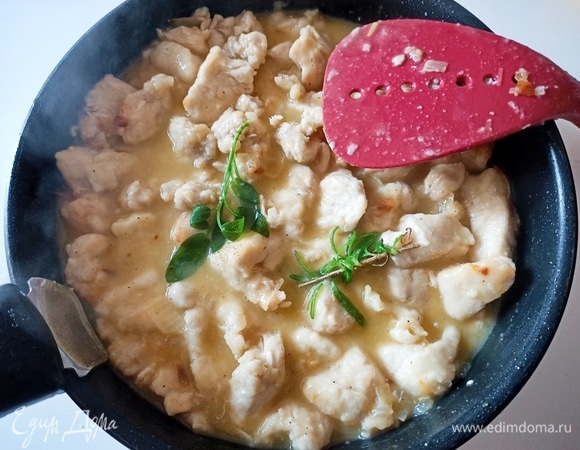 Филе приправить веточкой шалфея и розмарина. Если соус сильно густой, то добавьте 1/2 стакана воды.