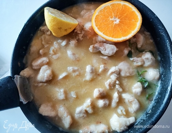 Выдавить сок половины лимона и апельсина, добавить мед и тушить филе 5–7 минут.