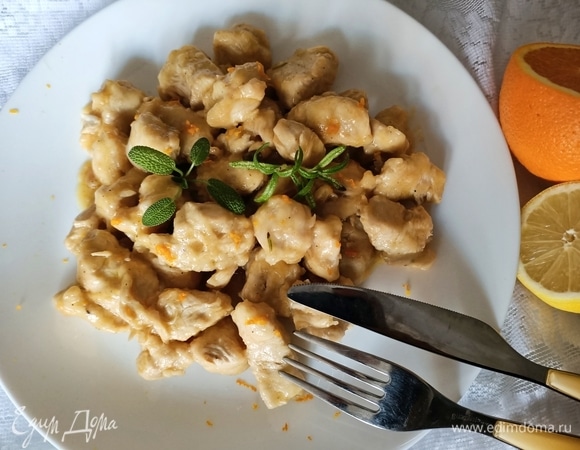 Готовое филе переложить на блюдо, полить соусом, украсить веточкой шалфея и розмарина. Для более яркого цвета и насыщенного вкуса сверху можно посыпать тертой цедрой апельсина. Приятного аппетита!