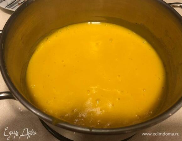 Пюрируйте с помощью блендера. Жидкость предварительно можно немного слить в емкость и добавить в зависимости от консистенции, которую вы предпочитаете. Бекон обжарить и мелко порубить. В тарелку к супу положить бекон и украсить жареными семечками.