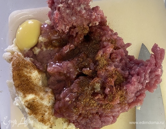 Мясо и лук перекрутить на фарш. Чеснок выдавить через пресс, добавить к фаршу. Манку заварить кипятком, немного остудить. Добавить в фарш яйцо, соль, перец, заваренную манку и хорошо вымешать.