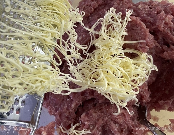 Сливочное масло натереть на мелкой терке и добавить в фарш. Еще раз хорошенько перемешать. Я вымешивала столовой ложкой.