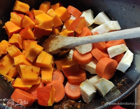 Очищенную тыкву, морковь и сельдерей нарезать кубиками одинакового размера. Затем выложить овощи к луку и обжарить в течение нескольких минут.