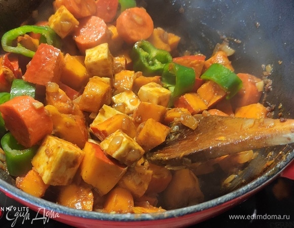 Добавить перец, жарить еще 5 минут.