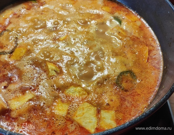 Параллельно приготовить чечевицу в соответствии с инструкцией на упаковке. Слить воду из готовой чечевицы и по истечении 20 минут добавить ее в рагу, перемешать. Приправить по вкусу солью и перцем.