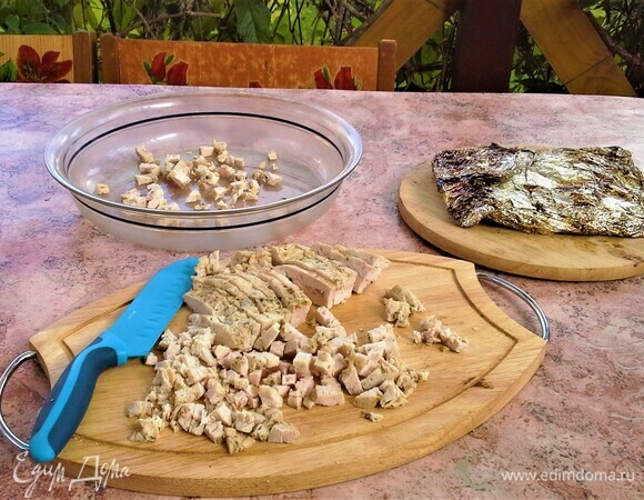 Основной ингредиент в салате — копченая куриная грудка (собственного копчения). Грудку нарезать на мелкие кусочки.