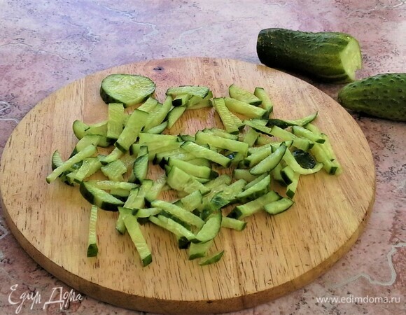 Свежий огурец нарезать соломкой.