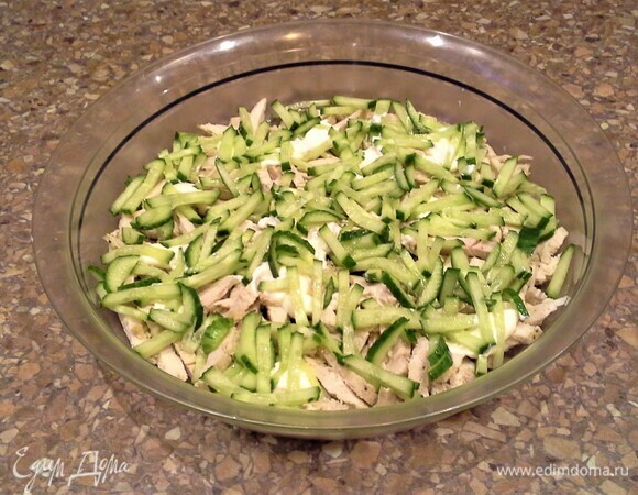 Будем собирать слоеный салат. Первый слой — курица, второй слой — огурец. Промазывайте слои майонезом, как захочется.