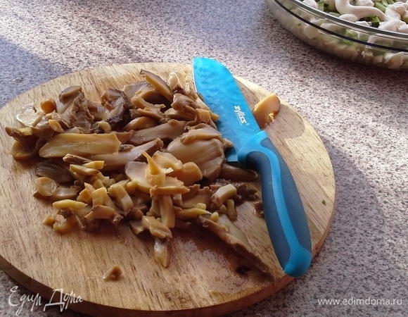 Третий слой — грибы. У меня шампиньоны стерилизованные из банки, их нужно нарезать пластинами.