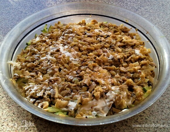 На этом этапе можно салат посолить и поперчить.